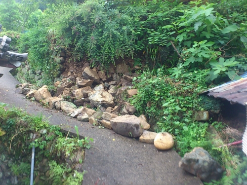 7月の豪雨災害で崩れた石積み復旧