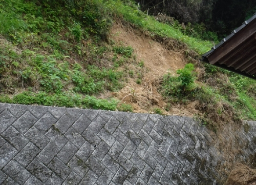 裏山の崩壊箇所補修