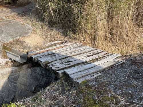 墓参道の老朽化した橋の交換