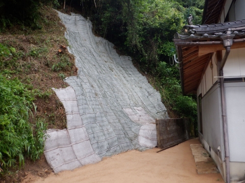 裏山崩落土撤去