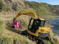 草刈りの生産性向上のため、草刈アタッチメント導入